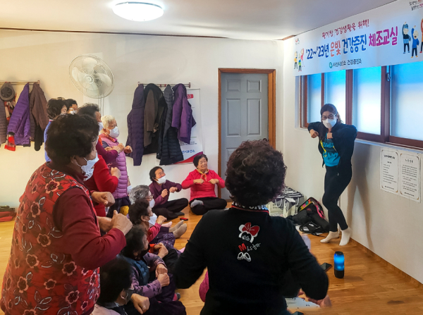 5일 수석1통 경로당에서 열린 은빛 건강증진 체조교실 모습