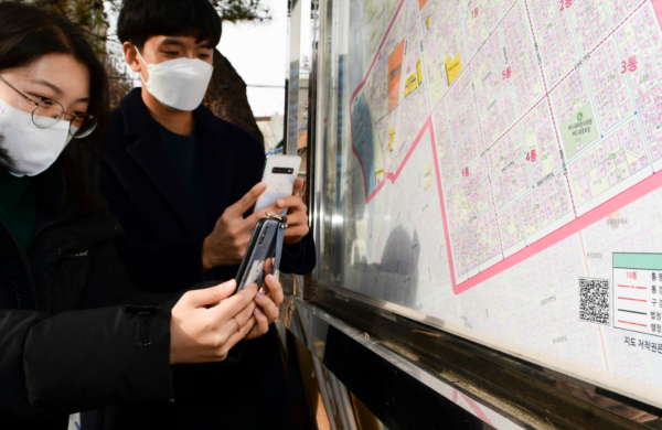 문화1동 행정복지센터 관내도를 확인하는 모습