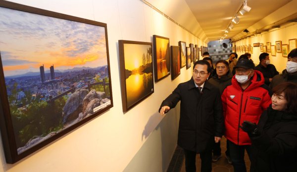 박희조 동구청장이 지난 2일 홍도 복숭아길 조성에 참여한 주민들과 홍도지하보도에 조성된 기찻길 옆 홍도미술관을 둘러보고 있다.