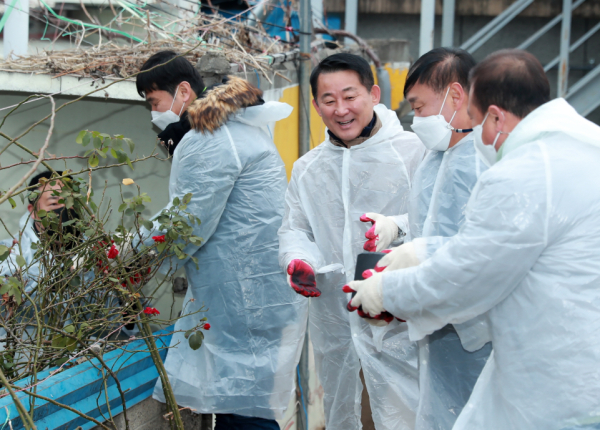 지난 3일 서구 공무원노동조합 사랑나눔 연탄배달 봉사 장면