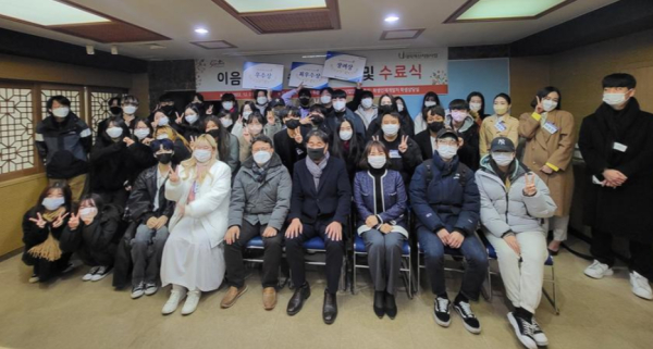 지난 1일 대학 아펜젤러관에서 건강한 대학생활 응원을 위한 ‘2022학년도 이음멘토링 수기공모전 및 수료식’을 갖고 기념사진을 촬영