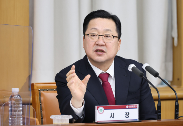 이장우 대전시장이 6일 확대간부회의에서 발언을 하고 있다.
