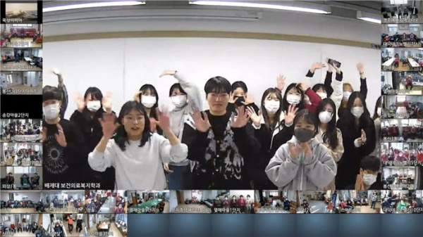 스마트 경로당 프로그램 종료 후 참여 어르신들과 인사를 하는 봉사단들