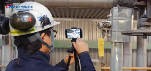 발전소 현장에서 스마트모바일을 활용해 중앙제어실로 영상을 송출하는 모습