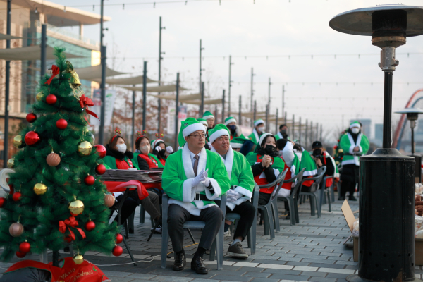 초록우산 어린이재단 대전지역본부 최승인 본부장(좌)과 드림티엔에스 주현석 대표(우)가 기념공연을 관람하고 있다.