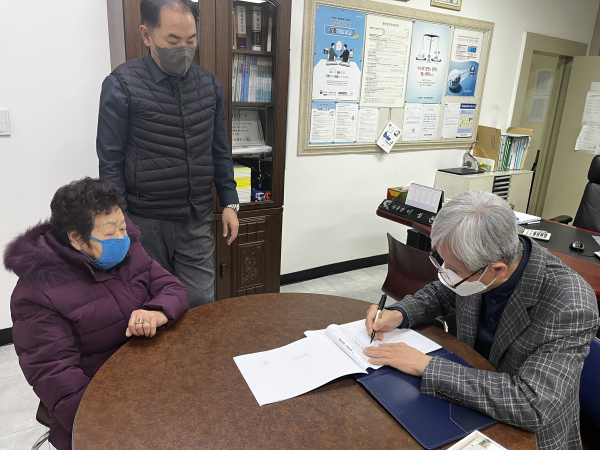 법무법인 대전제일에서 유언공정증서를 작성하는 모습