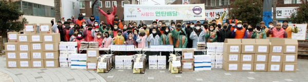 대덕한우리 봉사단, 신탄진동 어려운 이웃에 연탄 4000장과 꾸러미 전달 모습