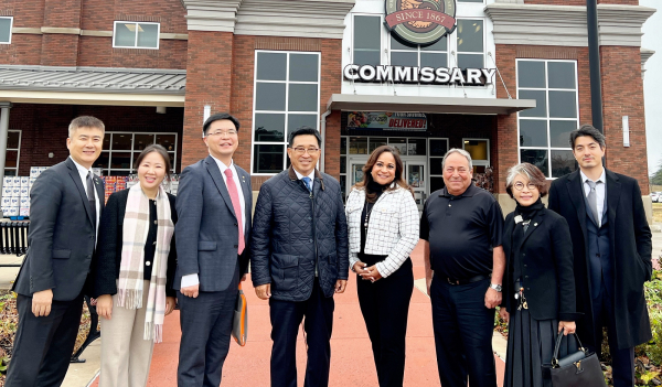 ‘미군부대 식품매장’ 방문 현장 사진 * 한국농수산식품유통공사 김춘진 사장(좌측 4번째), 키월드그룹 재클린 김 대표(우측 2번째), 미군부대 식품매장(Commissary) William Roger 책임자(우측 3번째), Gissell Hotde 매니저(우측 4번째)