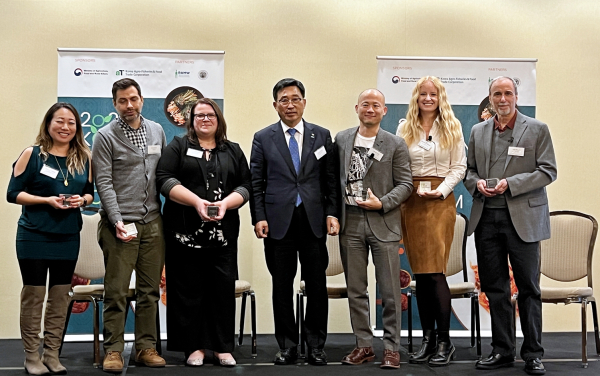 2022 한국 발효식품 포럼 단체 기념 사진 * 한국농수산식품유통공사 김춘진 사장(좌측 네 번째), 프레드 브렛 North Carolina대학 교수(우측 첫 번째), 줄리 스프레서 워싱턴 레스토랑협회장(좌측 세 번째), 롭 루바 수석 셰프(좌측 두 번째)