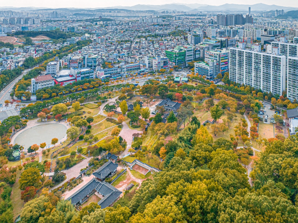하반기 사진 공모전 우수작 김윤환 씨의 ‘동춘당 공원의 가을’