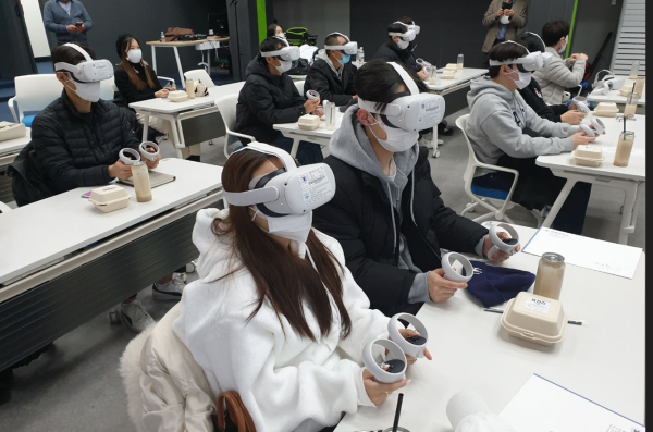 메타버스를 주제로한 특강에서 메타 퀘스트 장비를 착용하고 특강에 참여했다