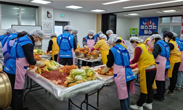 한국가스기술공사와 행복누리재단, 적십자 관계자들이 김장을 담그고 있다.