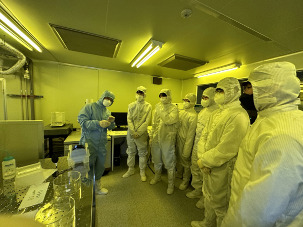 한밭대학교 반도체 제조 공정 과정 교육에 참여한 동아마이스터고 학생들이 설명을 듣고 있다.