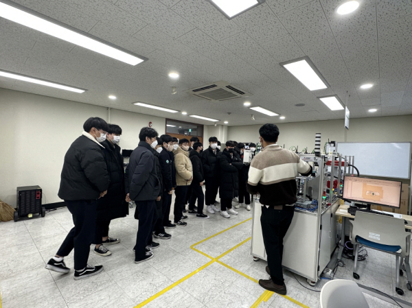 한밭대학교 스마트팩토리 공정제어기술 과정 교육에 참여한 동아마이스터고 학생들이 실제 시스템 구동 과정에 대해 듣고 있다.
