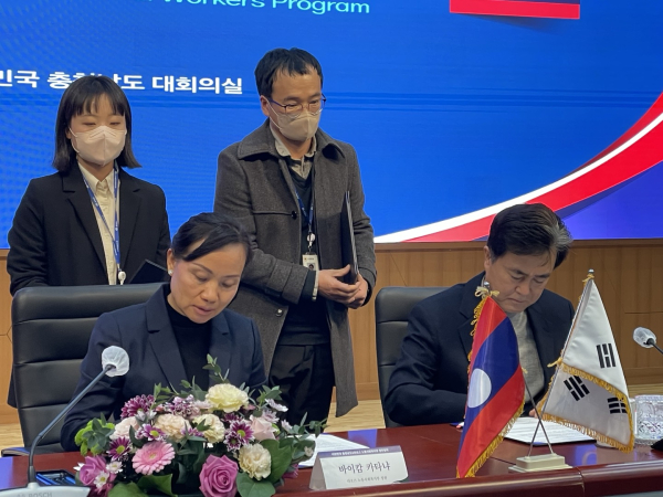12일 오후 도청 대회의실에서 ‘충남도·라오스인민민주공화국 업무협약식’을 개최했다(왼쪽부터 바이캄 카타냐 라오스 노동사회복지부 장관, 김태흠 충남지사)/사진 권상재