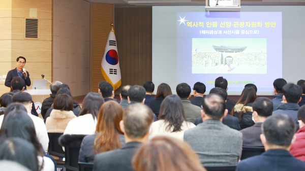 이원승 예비역 육군 준장이 12일 시청 대회의실에서 특강을 하는 모습