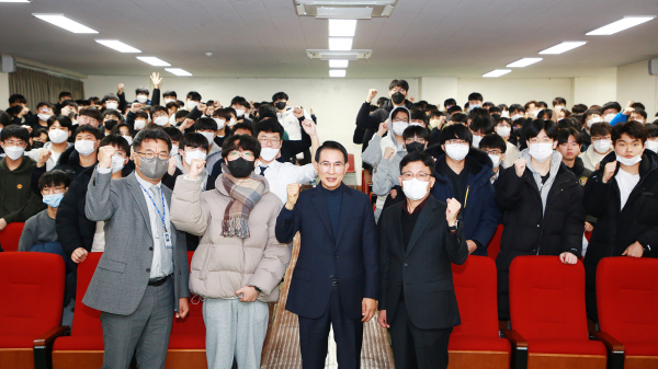 지난 12일 서산시 서령고등학교에서 열린 이완섭 서산시장 진로 특강 기념촬영