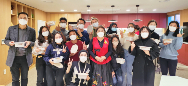 지난  9일 국가별 명절 행사 지원사업의 일환으로 한국 명절 행사인 설날을 외국인주민과 함께 보내는‘미리 우리 설날’프로그램을 진행 단체사진.