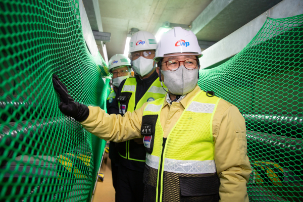지하전력구를 점검 중인 박형덕 사장