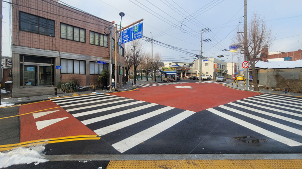 사고 예방을 위한 고원식 교차로 모습