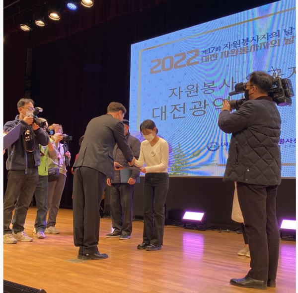 광고사진영상학과 김경연 학생이 대전광역시의장 표창을 받고 있다