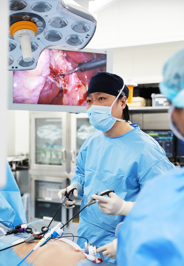 외과 한선종 교수, 복강경담낭절제술 1,000례 달성 모습