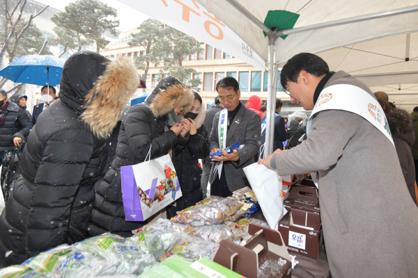 공주밤 소비촉진을 위한 국회 직거래 장터 진행 모습