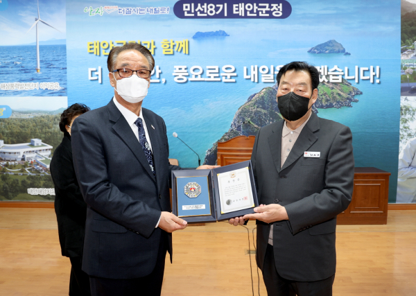 16일 군청 대강당에서 열린 무성화랑 무공훈장 전수식 모습.