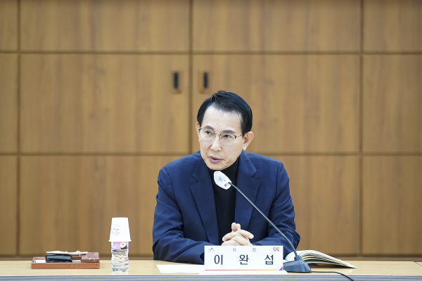 이완섭 서산시장이 19일 서산시청 중회의실에서 열린 ‘서산시 중장기 발전전략 발굴을 위한 공동연구 최종 보고회’를 주재하는 모습
