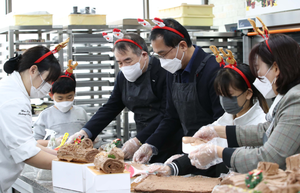 박희조 동구청장과 아동들이 함께 케이크를 만들고 있다