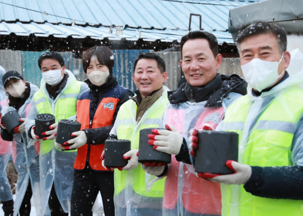 서철모 서구청장과 ㈜두드림 이철희 대표가 함께 연탄을 전달하고 있다.