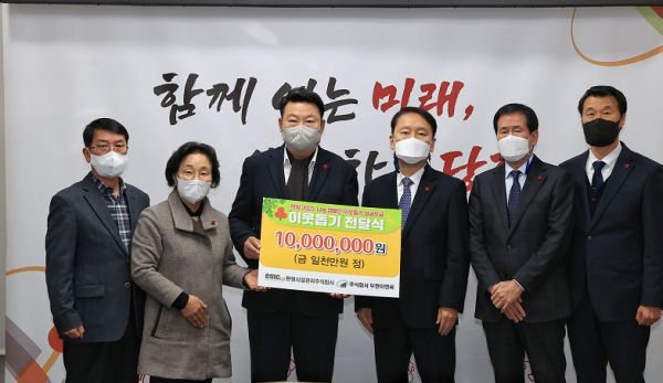 (왼쪽부터) 건설도시국장 구교학, 당진시복지재단 양기림 이사장, 오성환 당진시장, 환경시설관리주식회사 정원익본부장, ㈜두현이엔씨 대표이사 서정식, 환경시설관리주식회사 수처리 대표 전양근