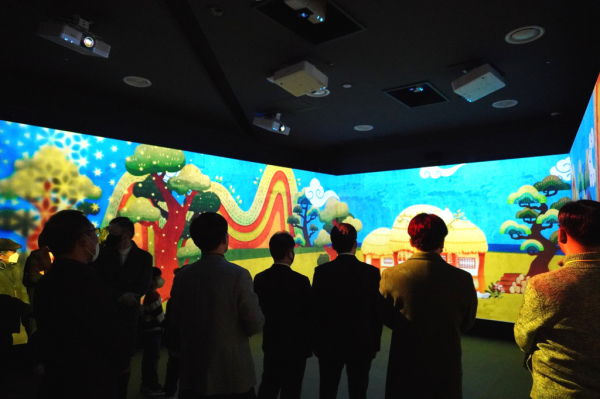 ‘효문화 스토리 기반 실감형 콘텐츠 전시실' 관람 모습