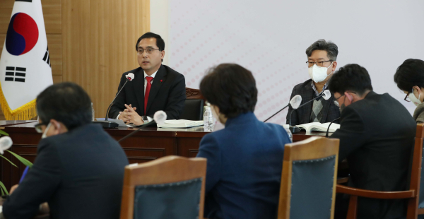 박희조 동구청장이 2023년 주요업무계획 보고회를 주재하고 있다