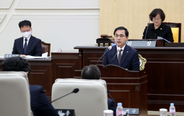 박희조 동구청장이 지난 22일 동구의회 본희의장에서 열린 제268회 정례회 개회식에 참석해 2023년도 예산안 제출에 즈음한 시정연설을 하고 있다