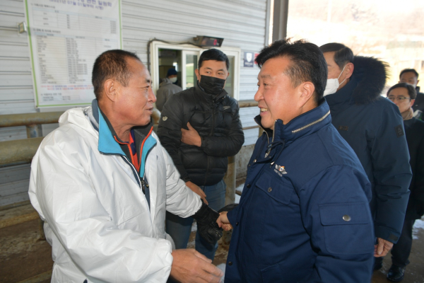 최재구 예산군수, 송아지 경매시장 방문해 격려