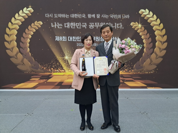 금산군보건소 이화영 소장(왼쪽)이 표창을 받고 배우자와 기념사진을 찍고 있다.