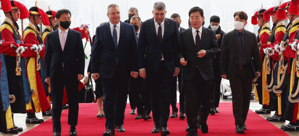 김진표 국회의장은 21일 국회접견실에서 이온-마르첼 치올라쿠 루마니아 하원의장과 회담을 갖었다.