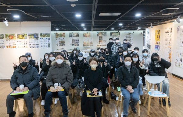 지난 19일 한밭대학교 산업디자인학과 학생들과 교수진, 관계자들이 ‘한밭컬쳐클러스터’ 발표회 후 기념촬영