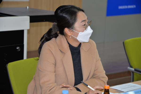 보고하는 김지영 사무국장