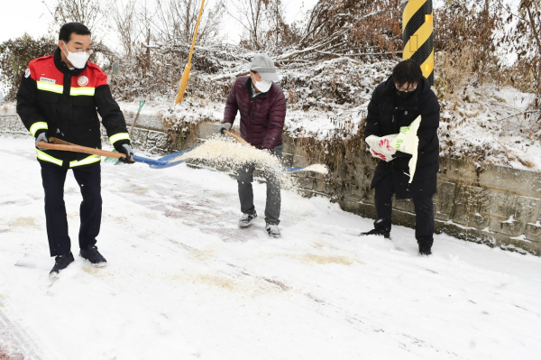 22일 대사동 일원에서 제설작업 중인 김광신 중구청장