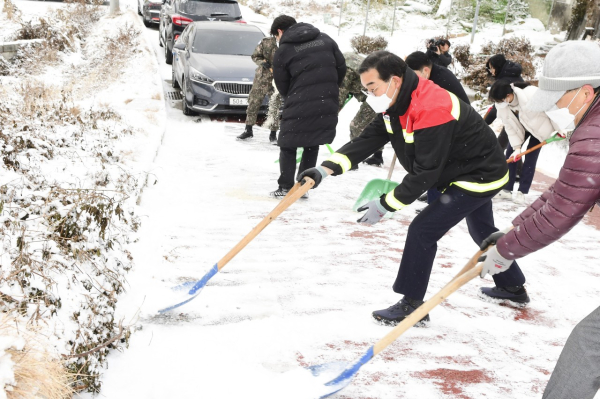 22일 대사동 일원에서 제설작업 중인 김광신 중구청장
