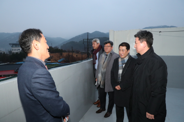 한창섭 행정안전부 차관(사진 오른쪽 첫 번째)이 손영상 동구 환경과장(사진 오른쪽 다섯 번째)으로부터 대청호 규제관련 설명을 듣고 있다.