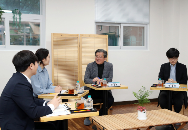 지난 21일 2023 청년과의 소통․공감 좌담회가 개최된 가운데, 정용래 유성구청장(가운데)이 청년들과 대화를 나누고 있다