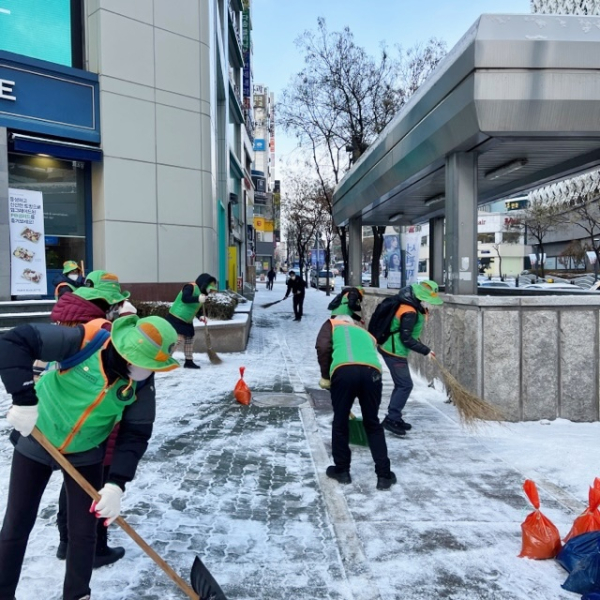 대전 서구 지역자율방재단 제설작업 장면