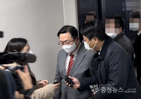 이장우 대전시장이 법정에 들어가기 전 기자들에게 질문을 받는 모습