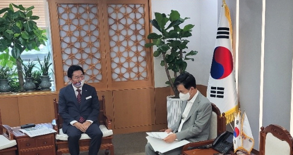 박경귀 시장이 김태흠 지사에게 사업을 건의하는 모습/아산시 제공