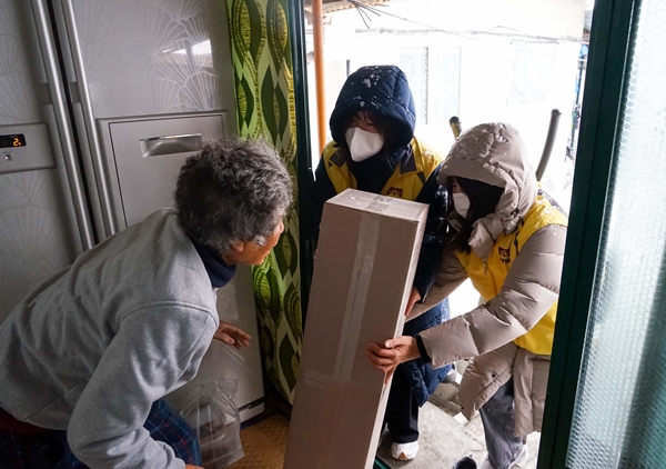 혼자 계신 어르신께 겨울꾸러미를 전달하는 KINS 직원들