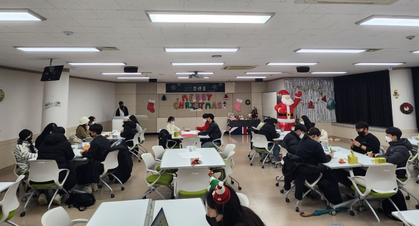 지난 21일 재학생들의 학습독려를 위한 ‘플랜절’ 행사를 개최하고 교수학습센터 CTL 학습서포터즈가 진행을 하고 있다.