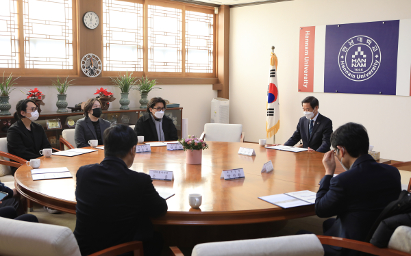 학생창업팀 ‘리트러스(Retrus)’  공모전 수상 상금 300만원 학교 기탁 모습